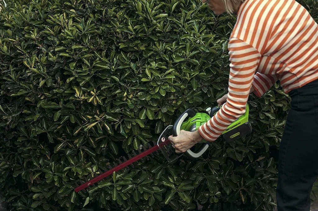 Greenworks 24V 57cm Cordless Deluxe Hedge Trimmer 90degree Rotary G24HT57 (With 4AH Battery &amp; Charger)